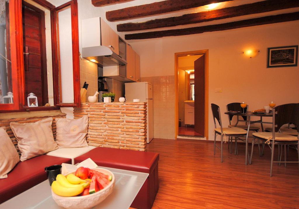 Guesthouse Ancient Stone Rovinj Habitación foto